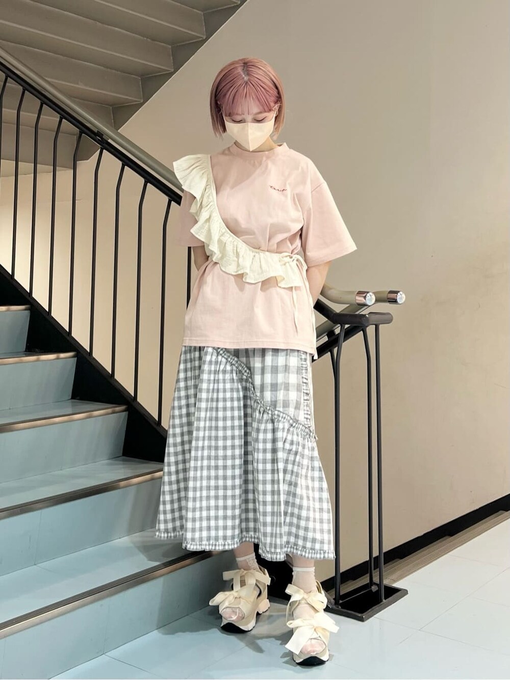 グレー系のスカート、ホワイト系のチューブトップ、ホワイト系のサンダルを着用したレディースの夏コーディネートの1枚目の写真