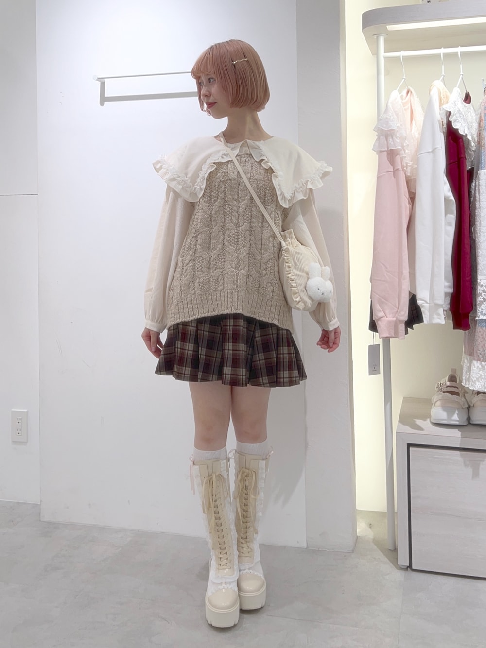 ホワイト系のブーツ、ブラウン系のスカート、ホワイト系のシャツ/ブラウスを着用したレディースの秋コーディネートの1枚目の写真