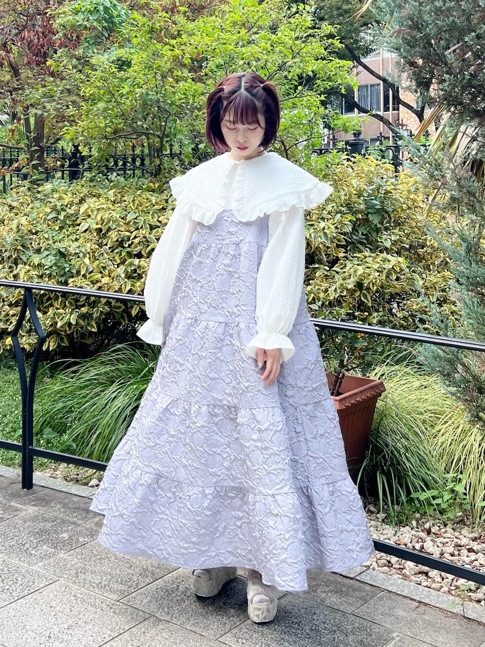 ホワイト系のシャツ/ブラウス、パープル系のワンピース、ホワイト系のサンダルを着用したレディースの秋コーディネートの1枚目の写真