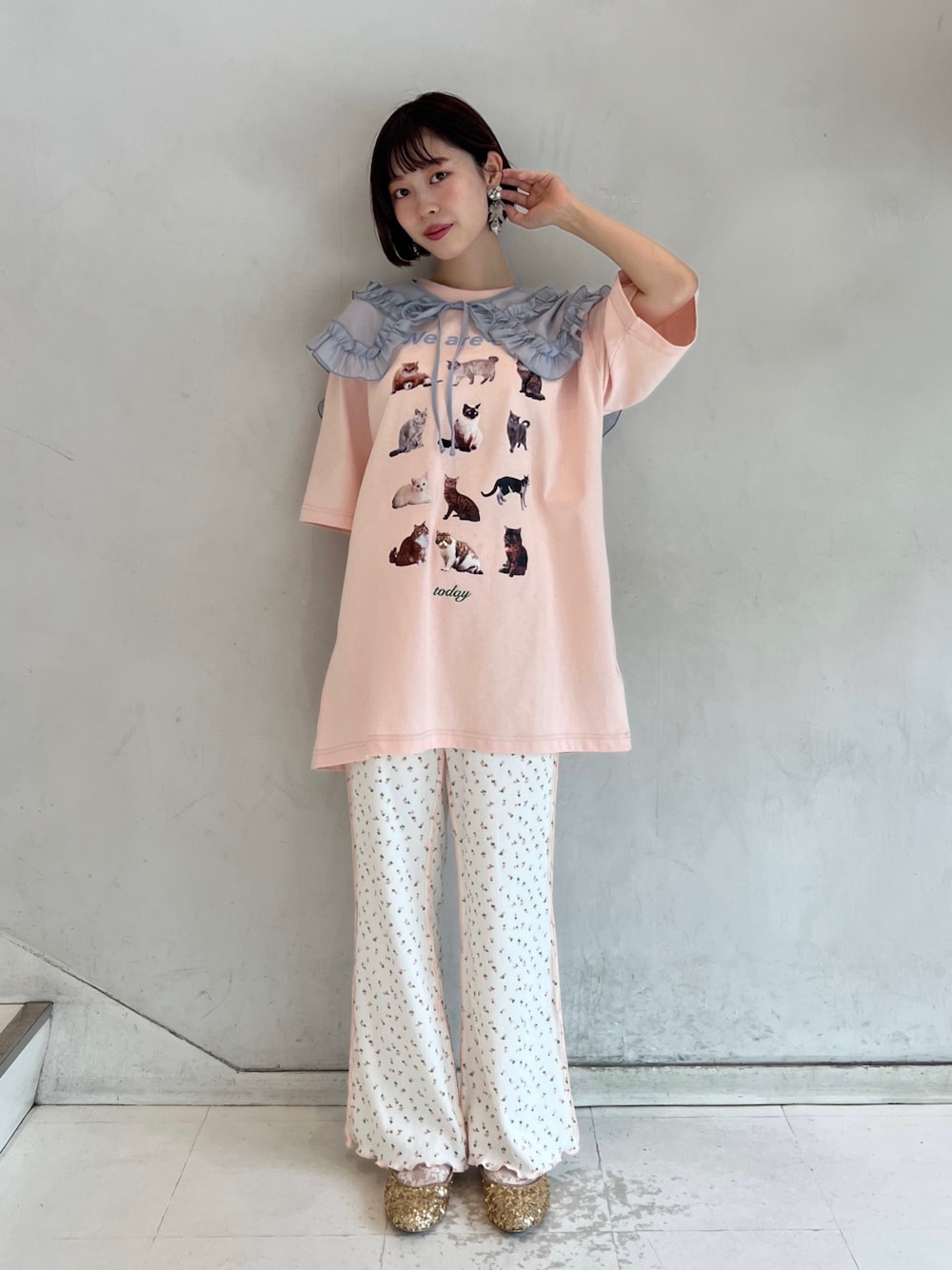 ピンク系のTシャツ/カットソー、ピンク系のその他パンツ、ゴールド系のパンプスを着用したレディースの夏コーディネートの1枚目の写真