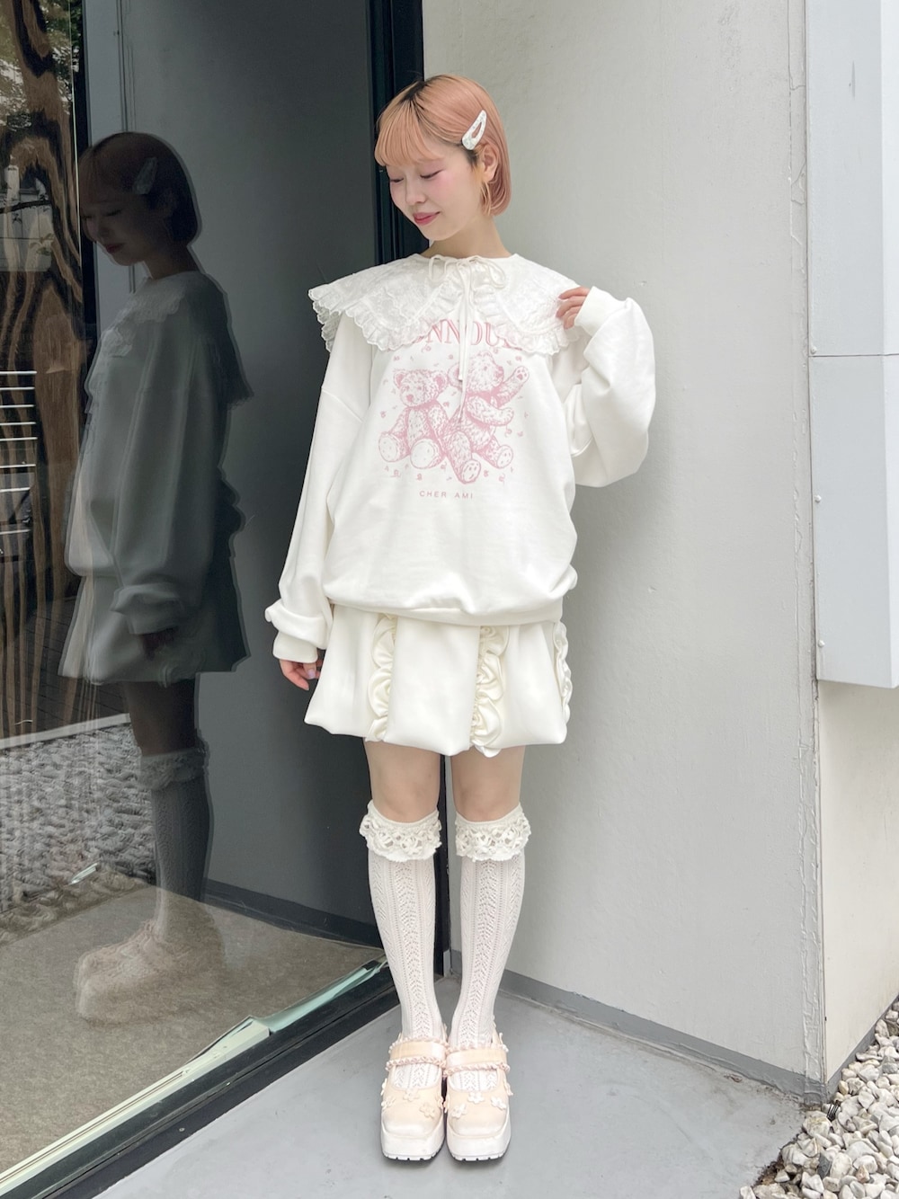 ホワイト系のスウェット、ホワイト系のスカート、ピンク系のバレエシューズを着用したレディースの夏コーディネートの1枚目の写真