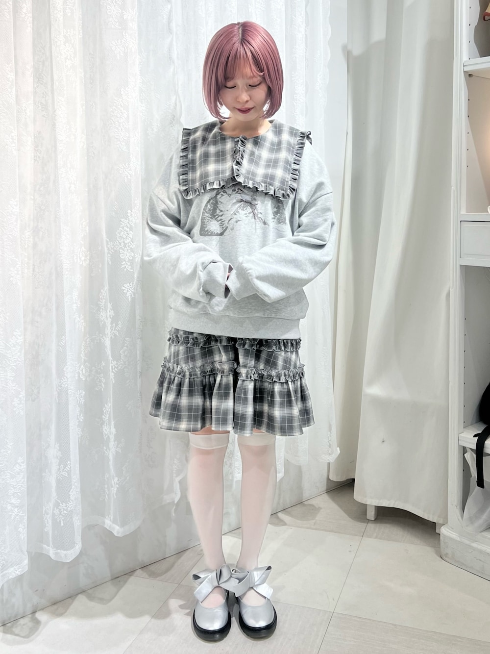 グレー系のスウェット、グレー系のワンピース、シルバー系のバレエシューズを着用したレディースの秋コーディネートの1枚目の写真