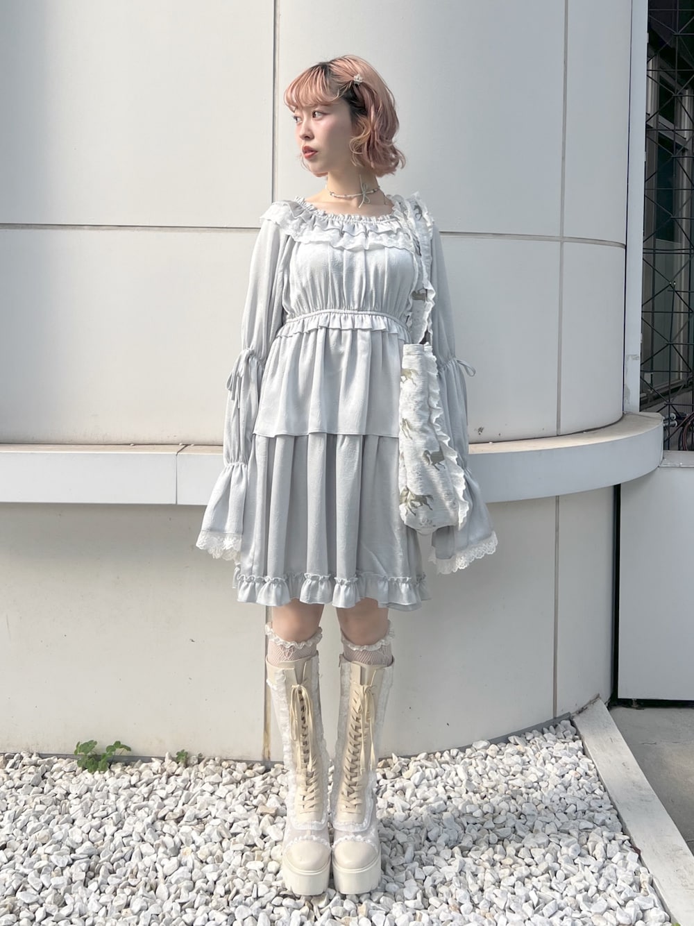ブルー系のワンピース、ブルー系のトートバッグ、ホワイト系のブーツを着用したレディースの夏コーディネートの1枚目の写真