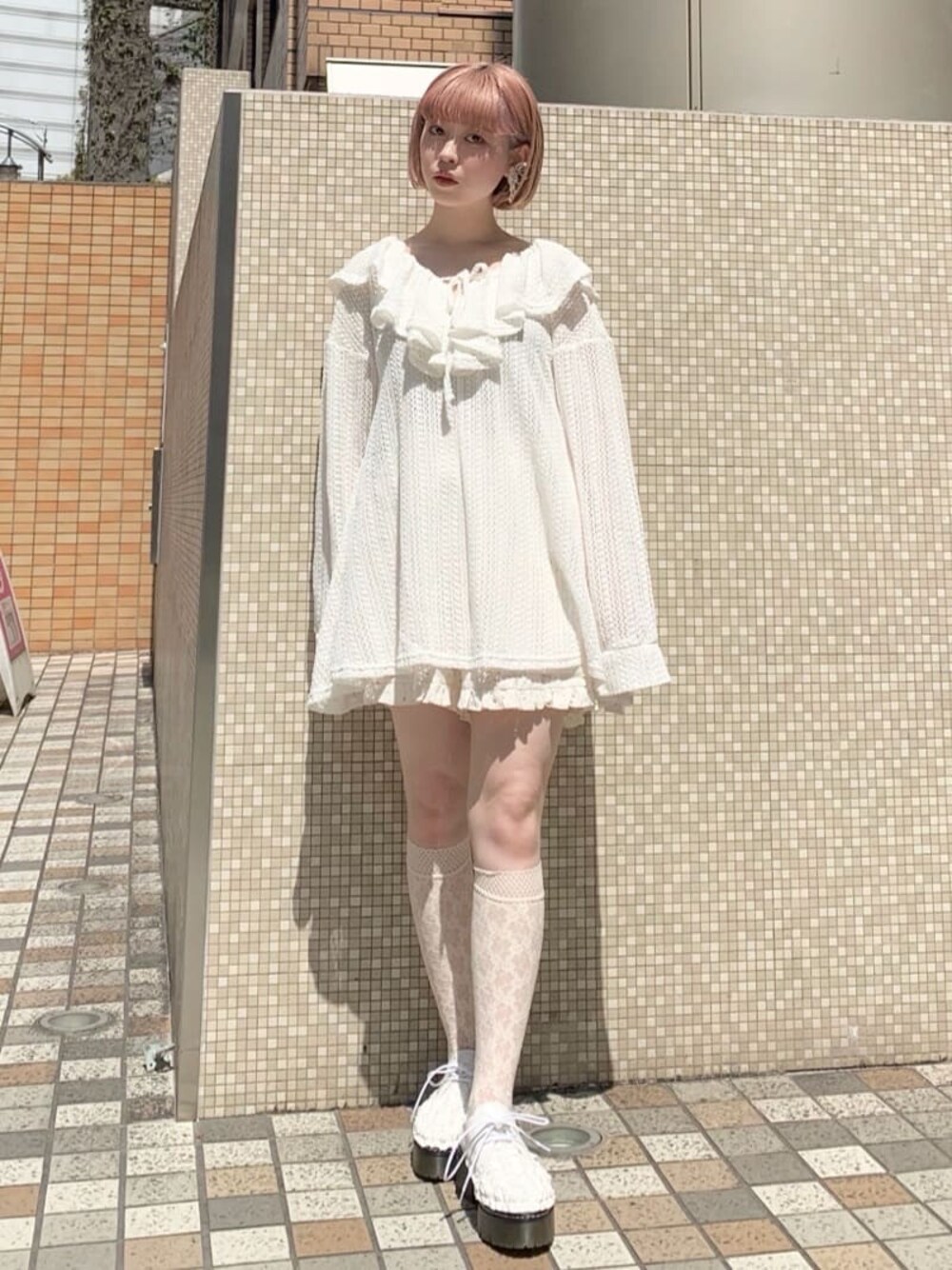 ホワイト系のチュニック、ホワイト系のその他シューズ、ホワイト系のその他パンツを着用したレディースの春コーディネートの1枚目の写真