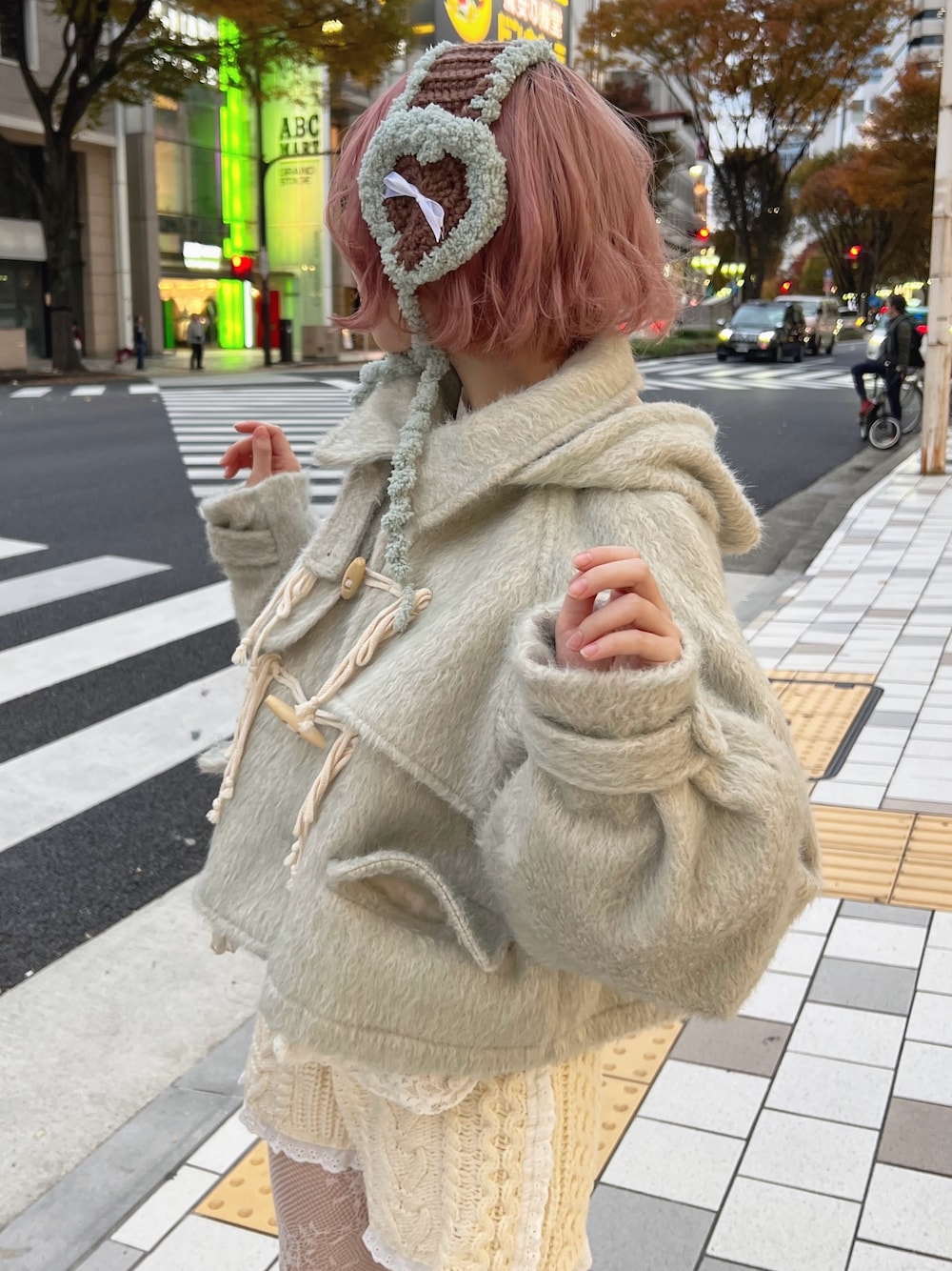 グリーン系のダッフルコート、ホワイト系のその他パンツ、ホワイト系のシャツ/ブラウスを着用したレディースの秋コーディネートの1枚目の写真