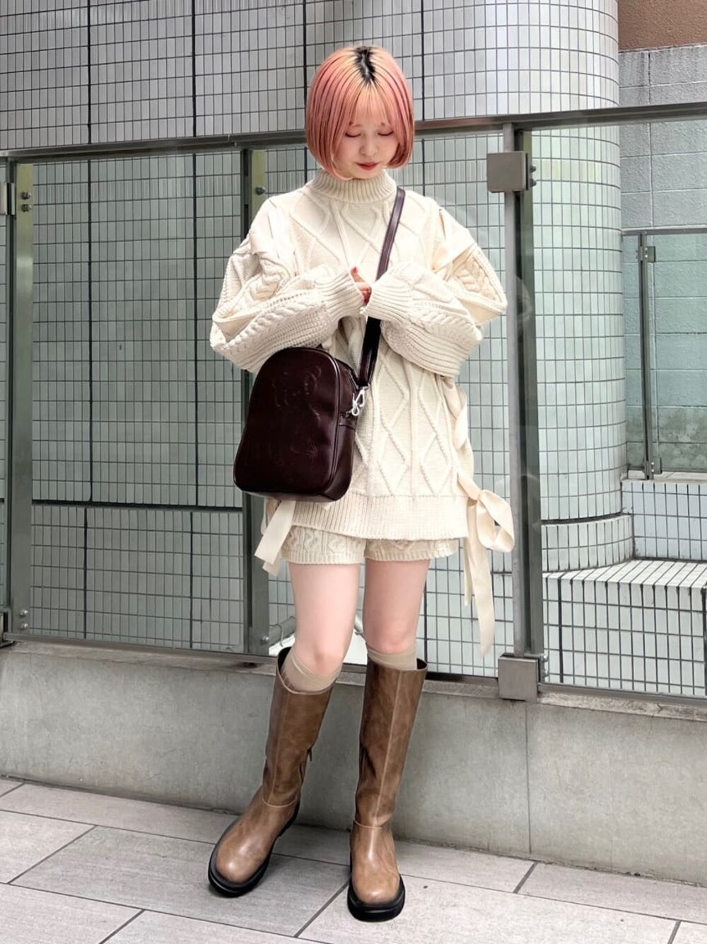 ホワイト系のその他パンツ、ベージュ系のブーツ、ホワイト系のニット/セーターを着用したレディースの秋コーディネートの1枚目の写真