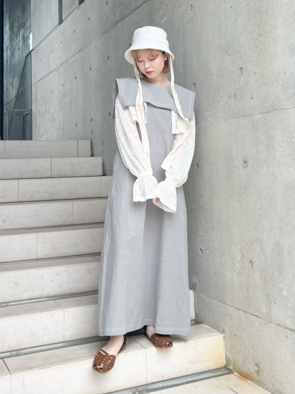 オレンジ系のパンプス、グリーン系のワンピース、ホワイト系のシャツ/ブラウスを着用したレディースの夏コーディネートの1枚目の写真