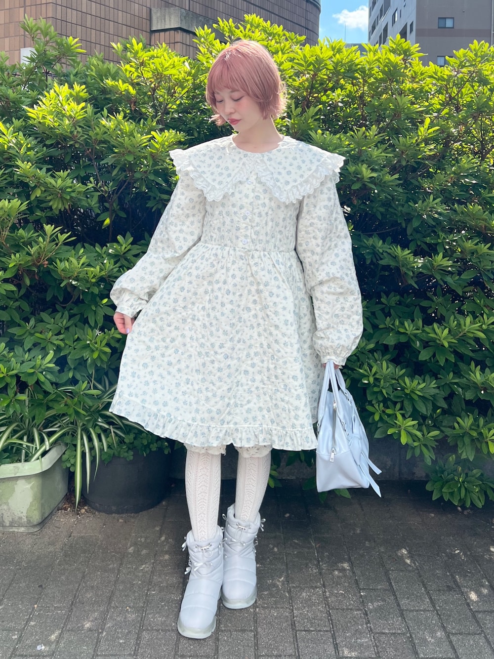 ホワイト系のワンピース、ブルー系のハンドバッグ、ブルー系のブーツを着用したレディースの夏コーディネートの1枚目の写真