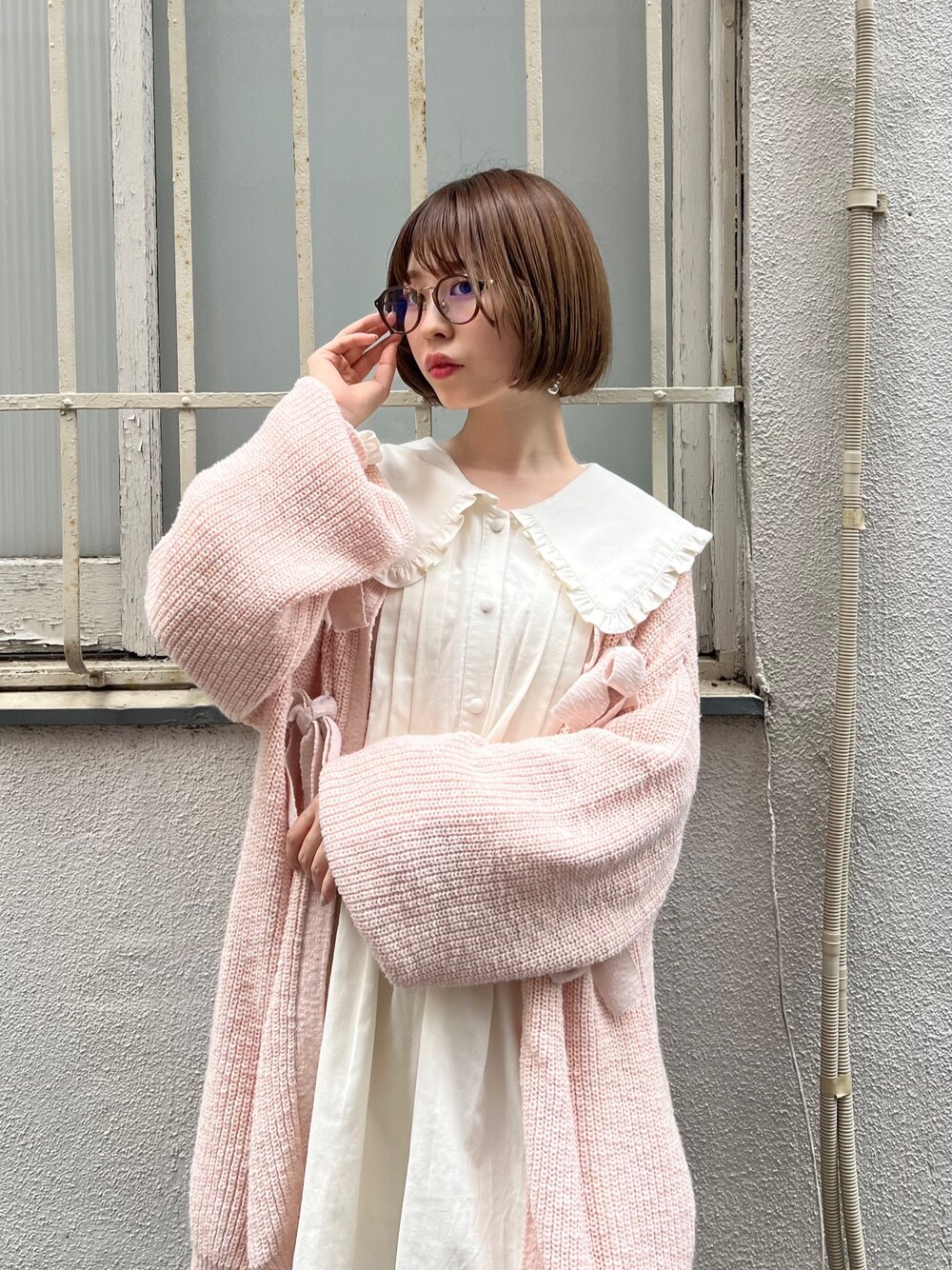 ホワイト系のワンピース、ピンク系のカーディガン/ボレロ、ピンク系のスウェットパンツを着用したレディースの夏コーディネートの1枚目の写真