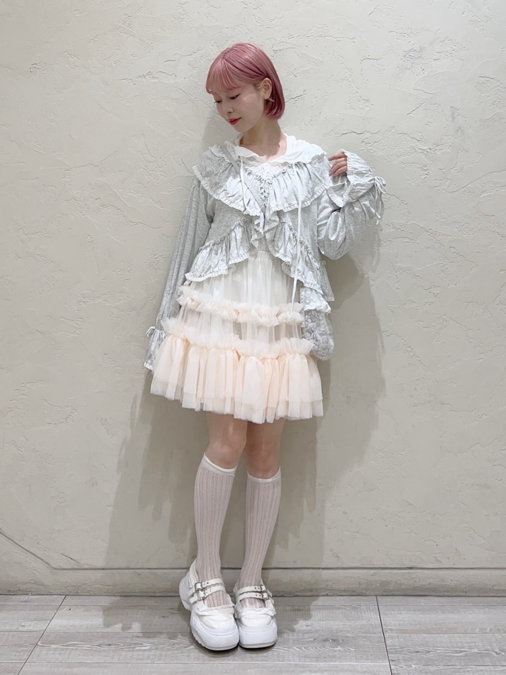 グレー系のカーディガン/ボレロ、ホワイト系のTシャツ/カットソー、ホワイト系のスニーカーを着用したレディースの夏コーディネートの1枚目の写真
