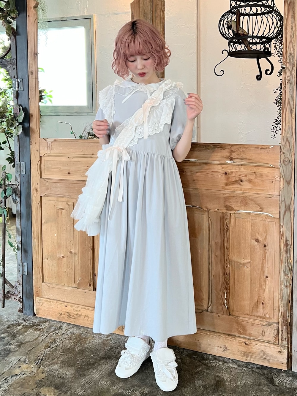 ホワイト系のシャツ/ブラウス、ブルー系のワンピース、ホワイト系のトートバッグを着用したレディースの春コーディネートの1枚目の写真