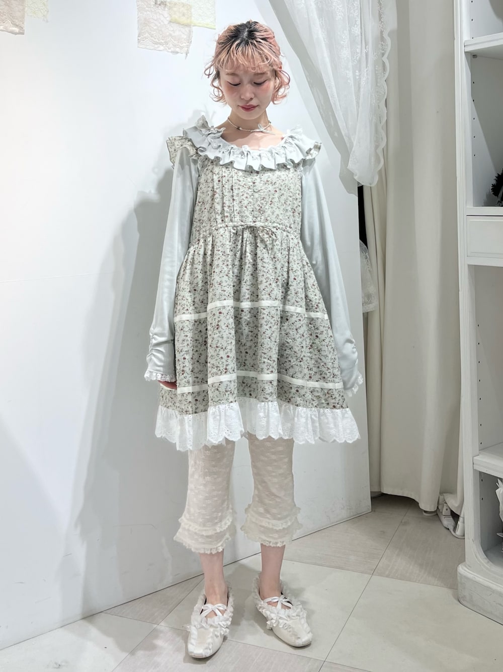 グリーン系のTシャツ/カットソー、グリーン系のワンピース、ホワイト系のその他パンツを着用したレディースの冬コーディネートの1枚目の写真