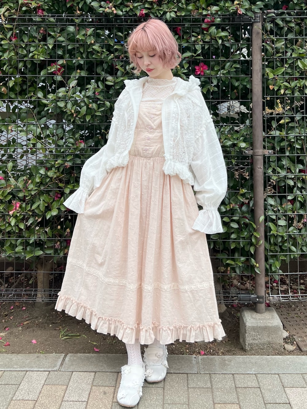 ホワイト系のブルゾン、ピンク系のワンピース、ホワイト系のTシャツ/カットソーを着用したレディースの冬コーディネートの1枚目の写真