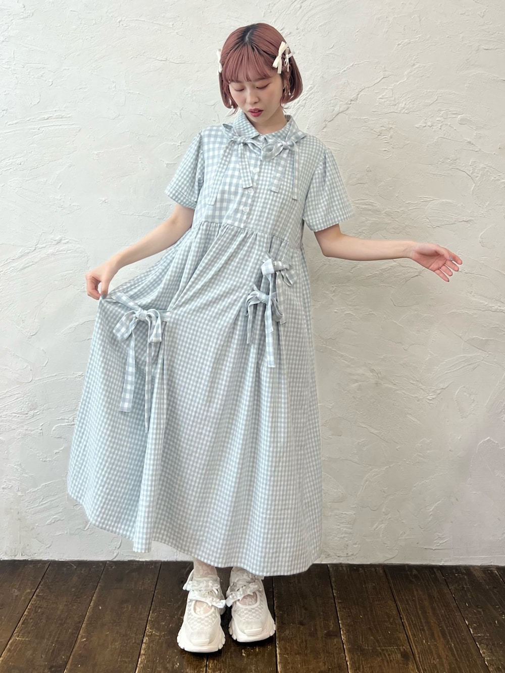ブルー系のワンピース、ホワイト系のスニーカーを着用したレディースの夏コーディネートの1枚目の写真