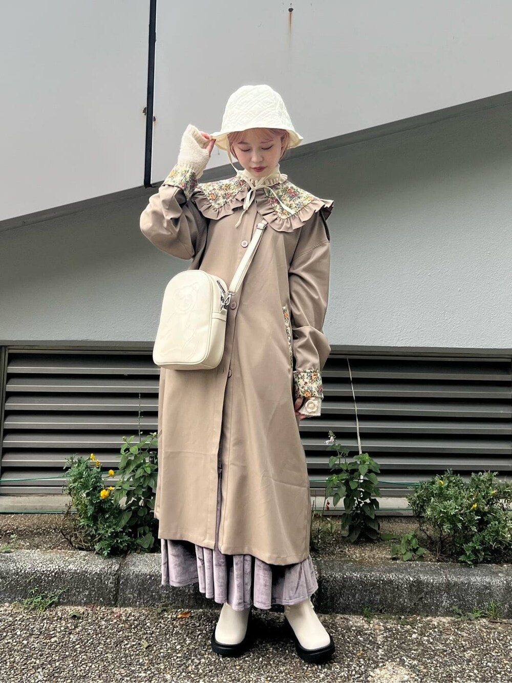 ホワイト系のブーツ、パープル系のスカート、ホワイト系のニット/セーターを着用したレディースの秋コーディネートの1枚目の写真