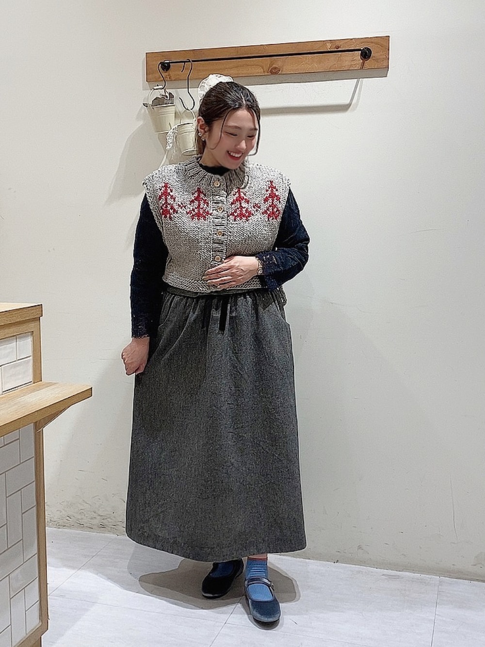 「TSUHARU by Samansa Mos2、休日スタイル、大人女子、今日のコーデ、オトナカワイイ、グレー、秋色、大人ガーリー、おしゃれさんと繋がりたい、高身長、冬コーデ、お出かけコーデ、秋服コーデ、ガーリーコーデ」｜「TSUHARU by Samansa Mos2のウール混ツイードギャザースカート（スカート、ブラック系）」を使った、のざ🌳さん（レディース・164cm）の秋コーディネートの1枚目の写真