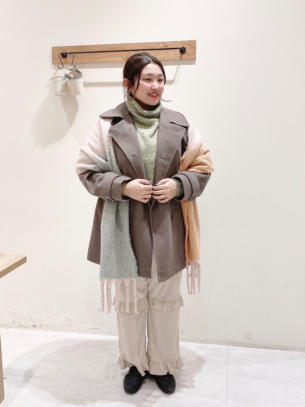 「コート、ニット、アウター、パンツ、冬コーデ、フリル、パンツスタイル、ehka sopo、カラーコーデ、冬ファッション」｜「ehka sopoのコーデュロイフリルパンツ（その他パンツ、ホワイト系）」を使った、のざ🌳さん（レディース・164cm）の冬コーディネートの1枚目の写真
