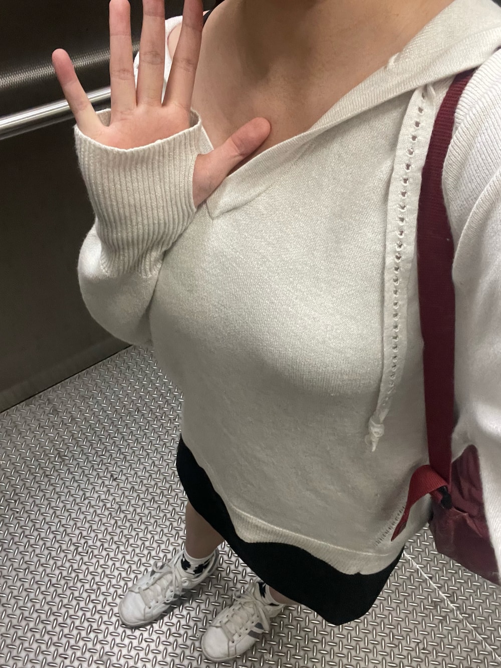 「大学生」｜「no brandのアイテム（パーカー、シルバー系）」を使った、NHYさん（レディース・165cm）の春コーディネートの1枚目の写真