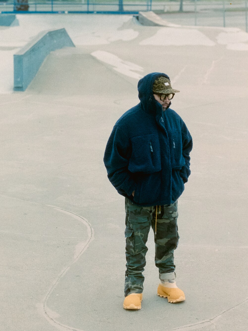 「martinerose、trousers、RHUDE、yeezy、DELUXE、シンプル、STYLE」｜「DELUXEのアイテム（キャップ、グリーン系）」を使った、markjchuaさん（メンズ・165cm）の秋コーディネートの1枚目の写真