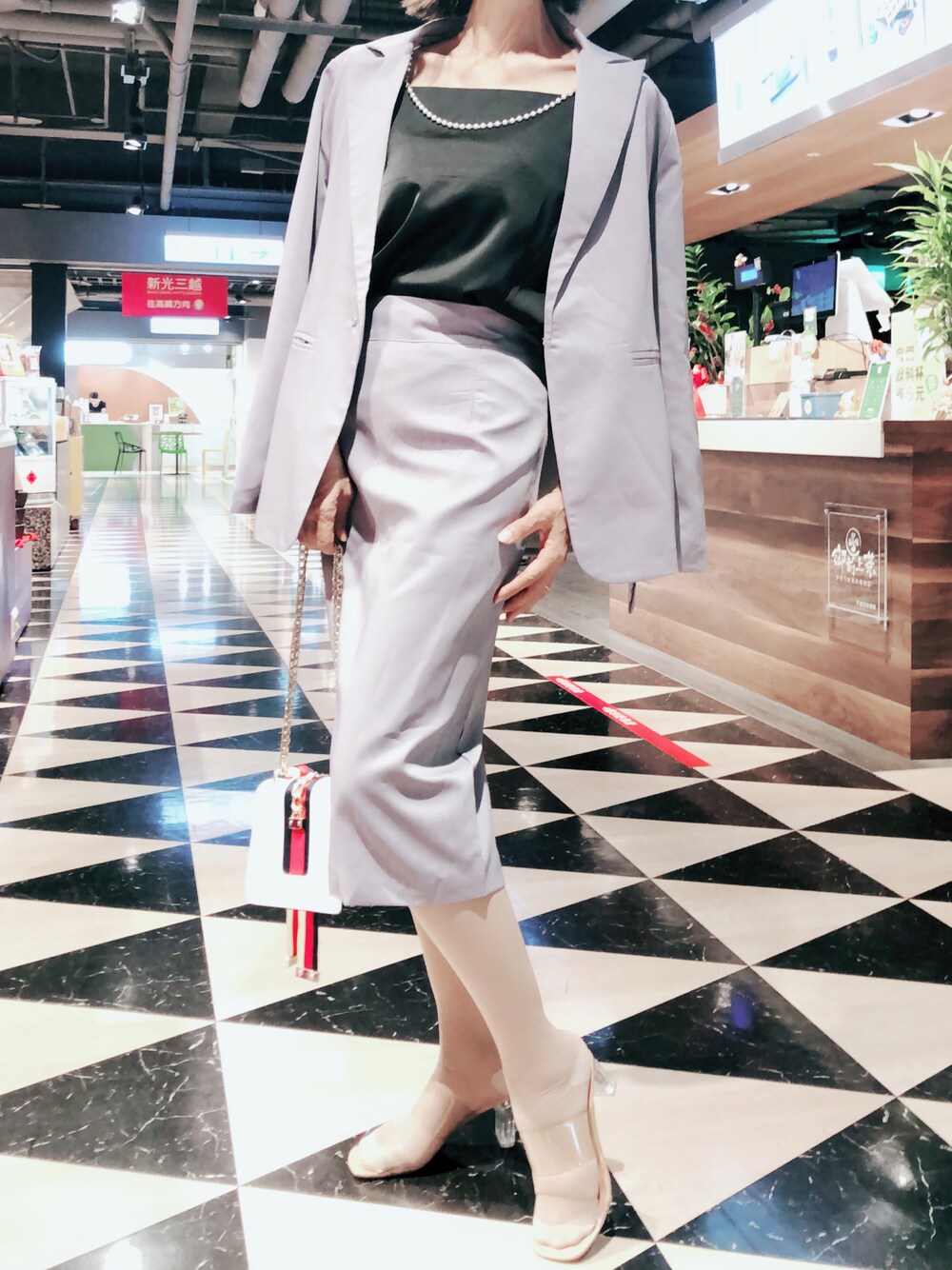 「GUCCI、女人味、西裝外套、西裝套裝、office、office style、office lady、momstyle、我媽陳小姐、媽媽穿搭」｜「hjctw.netのアイテム（トップス、ブラック系）」を使った、我媽陳小姐さん（レディース・168cm）の夏コーディネートの1枚目の写真