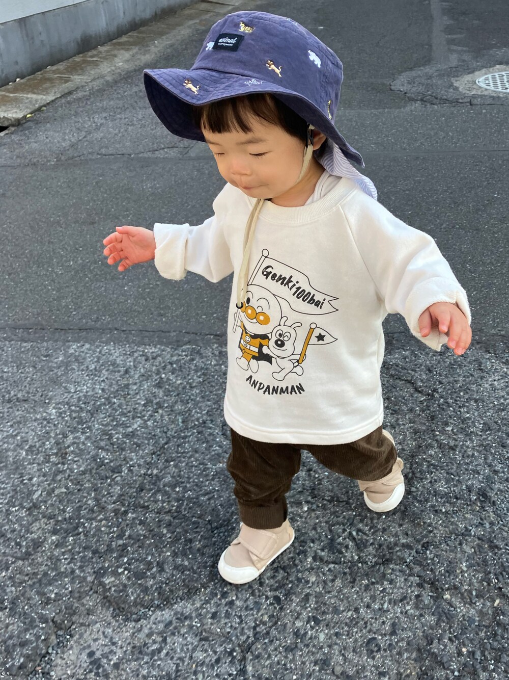 「BANDAIの90サイズ（Tシャツ/カットソー、ホワイト系）」を使った、shii__san43さん（キッズ・80cm）の秋コーディネートの1枚目の写真