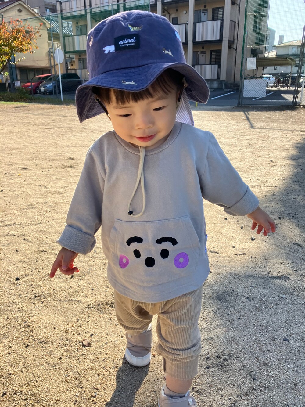 「しまむらの90サイズ（スウェット、ベージュ系）」を使った、shii__san43さん（キッズ・80cm）の秋コーディネートの1枚目の写真
