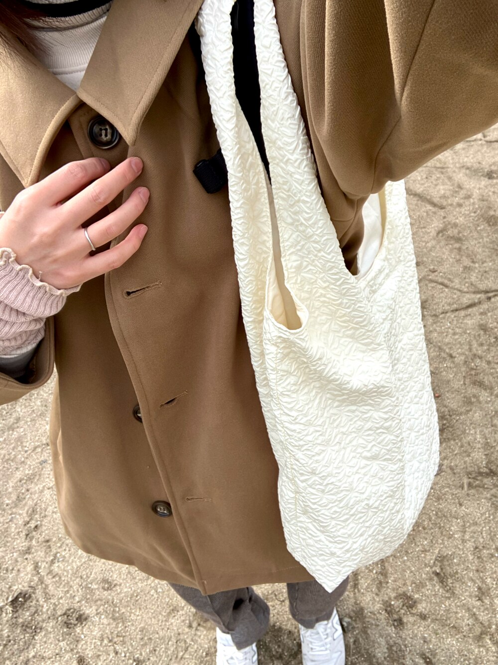 「しまむらのアイテム（エコバッグ/サブバッグ、ホワイト系）」を使った、shii__san43さん（レディース・165cm）の冬コーディネートの1枚目の写真