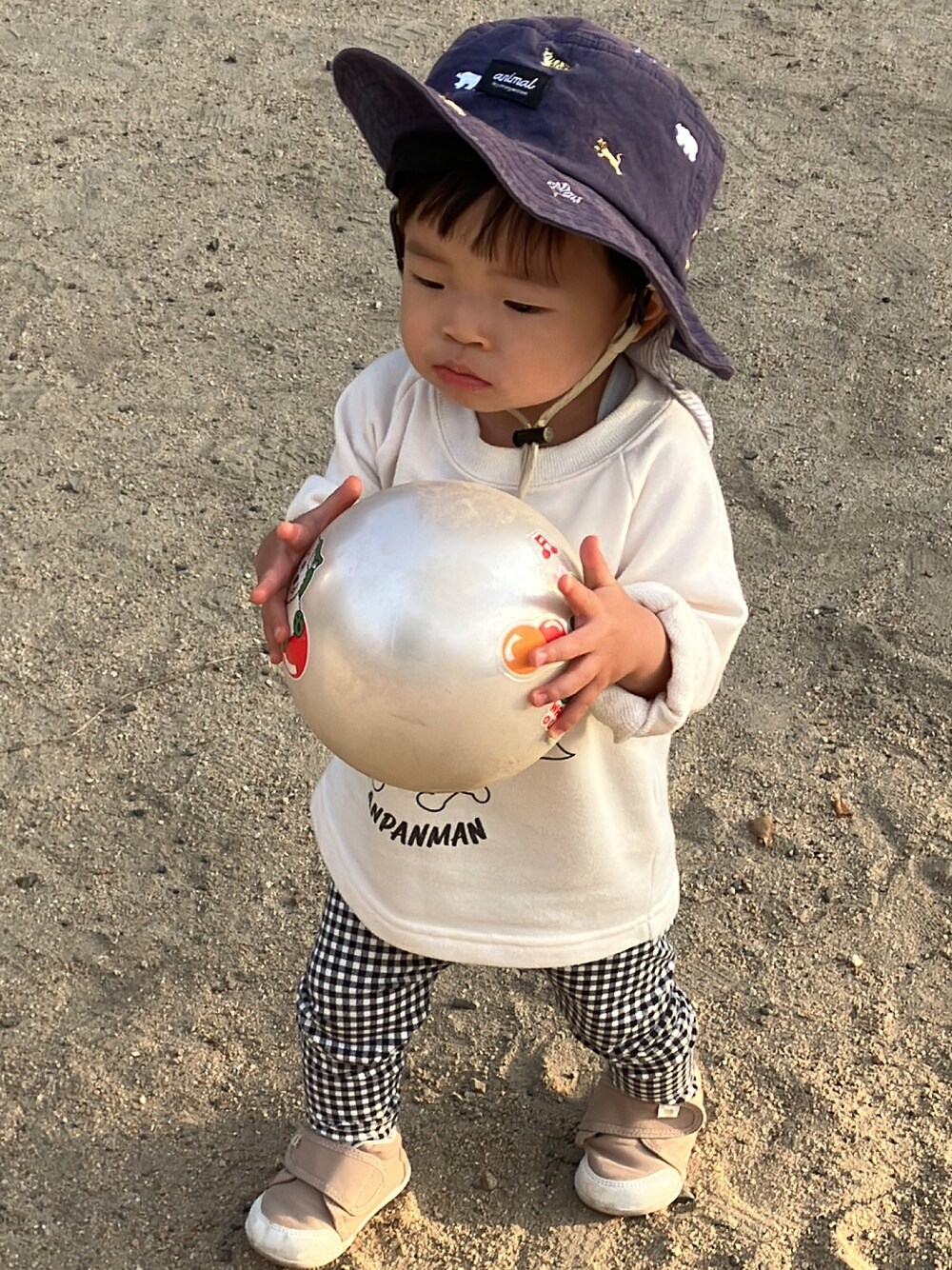 「BANDAIの90サイズ（Tシャツ/カットソー、ホワイト系）」を使った、shii__san43さん（キッズ・80cm）の秋コーディネートの1枚目の写真