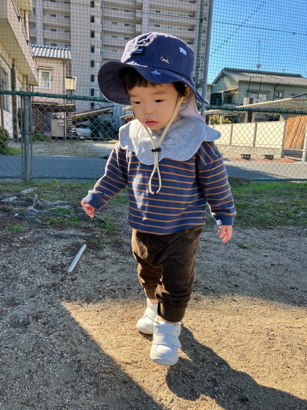 「UNIQLO、むすこーで」｜「UNIQLOの90サイズ（パンツ、ブラウン系）」を使った、shii__san43さん（キッズ・80cm）の秋コーディネートの1枚目の写真