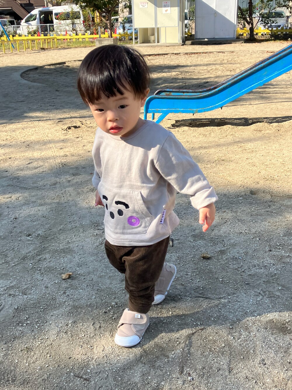 「シナぷしゅ」｜「しまむらの90サイズ（スウェット、ベージュ系）」を使った、shii__san43さん（キッズ・80cm）の秋コーディネートの1枚目の写真