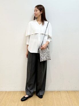 「INDIVI（インディヴィ）の【羽織りとしても活躍！】ケープカラーブラウス（シャツ/ブラウス、ホワイト系）」を使った、kozueさん（レディース・165cm）の夏コーディネート