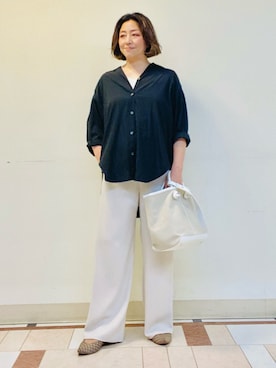 「INDIVI（インディヴィ）の【ビタミンE配合素材〈再生繊維(セルロース)〉/UVケア】セミオーバーブラウス（シャツ/ブラウス、ブラック系）」を使った、ナオさん（レディース・162cm）の春コーディネート