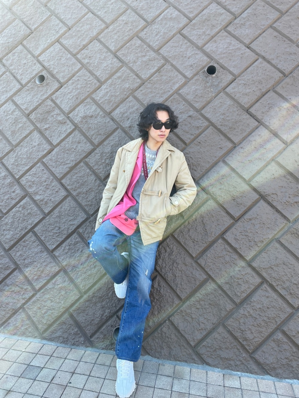 「休日スタイル、おしゃれさんと繋がりたい、大人コーデ、シンプルコーデ、カジュアル、サングラス、スニーカー、古着MIX、ビッグシルエット、古着、冬のコーデ、テーラードジャケット、デニム、Bape、ピンク」｜「VISVIMのアイテム（デニムパンツ、ブルー系）」を使った、argento7さん（メンズ・180cm）の冬コーディネートの2枚目の写真