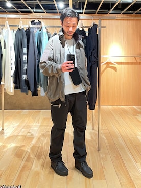 「nonnative（ノンネイティブ）のアイテム（カーゴパンツ）」を使った、岡崎直樹さん（メンズ・170cm）の春コーディネート