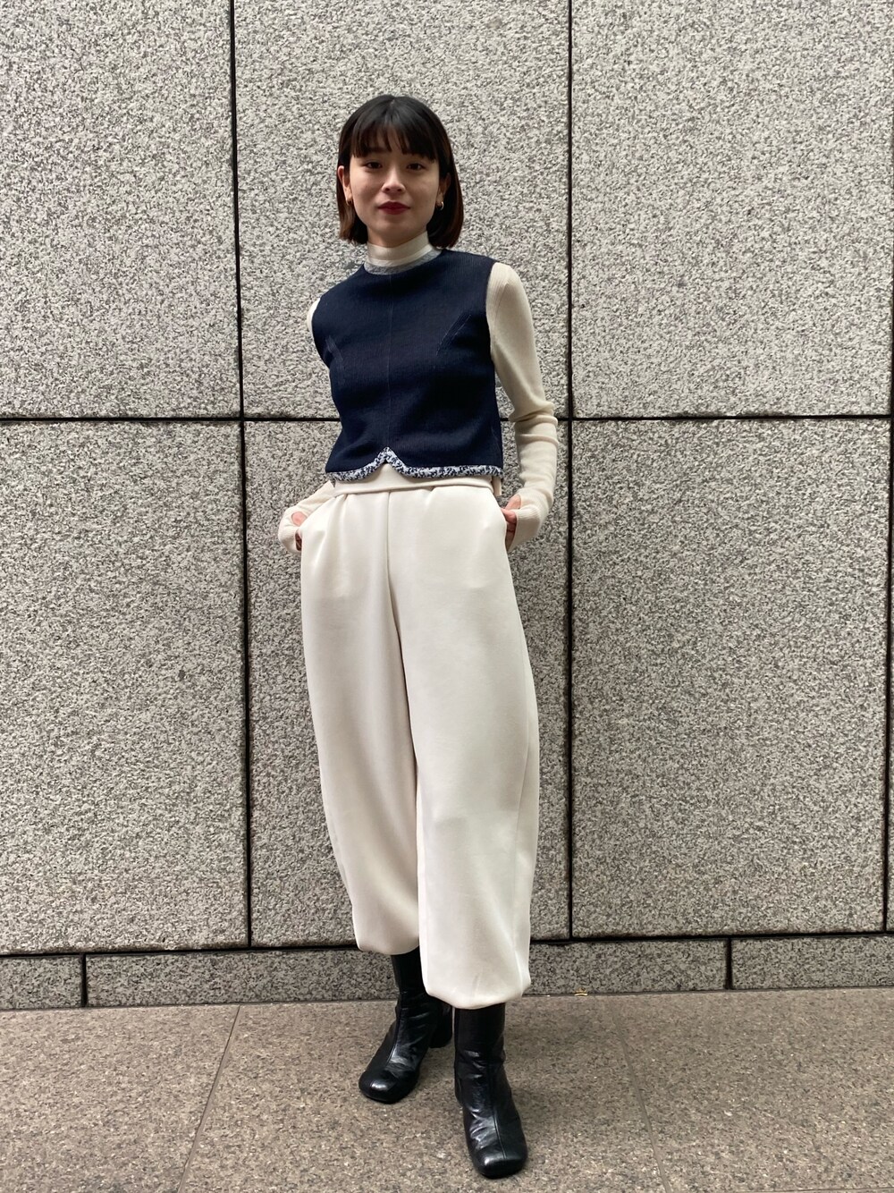 「大人カジュアル」｜「STUDIOUSの【STUDIOUS/ステュディオス】ピュアカシミヤリブニットトップ（ニット/セーター、ホワイト系）」を使った、諌山桜花さん（レディース・155cm）の冬コーディネートの1枚目の写真
