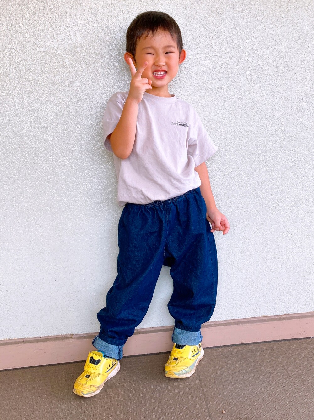 ブラウン系のTシャツ/カットソー、ブルー系のデニムパンツを着用したキッズの秋コーディネートの1枚目の写真