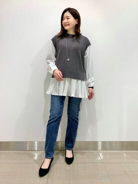 「INDIVI（インディヴィ）の【洗える】ニットベスト＆プリーツブラウス レイヤードセット（Tシャツ/カットソー、グレー系）」を使った、akariさん（レディース・151cm）の春コーディネート