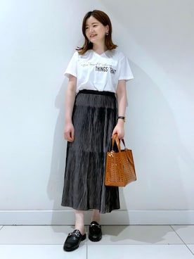「INDIVI（インディヴィ）の【洗える】Vネック メッセージTシャツ（Tシャツ/カットソー、ホワイト系）」を使った、akariさん（レディース・151cm）の夏コーディネート