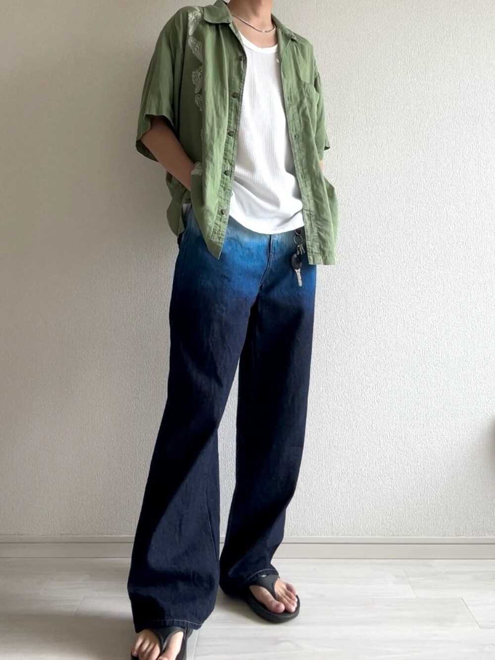 「デニム、UNIQLO、グラデーション、加工デニム、アレンジ、ワイドストレートデニム、夏コーデ、柄シャツ、ネイビー、インディゴデニム、きれいめカジュアル」｜「UNIQLOのアイテム（デニムパンツ、ブルー系）」を使った、くろすてりあむ。さん（メンズ・175cm）の夏コーディネートの1枚目の写真