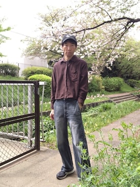 「WYM LIDNM（ウィム バイ リドム）のCURVED FLARE DENIM SLACKS（デニムパンツ、グレー系）」を使った、特養介護士さん（メンズ・170cm）の春コーディネート