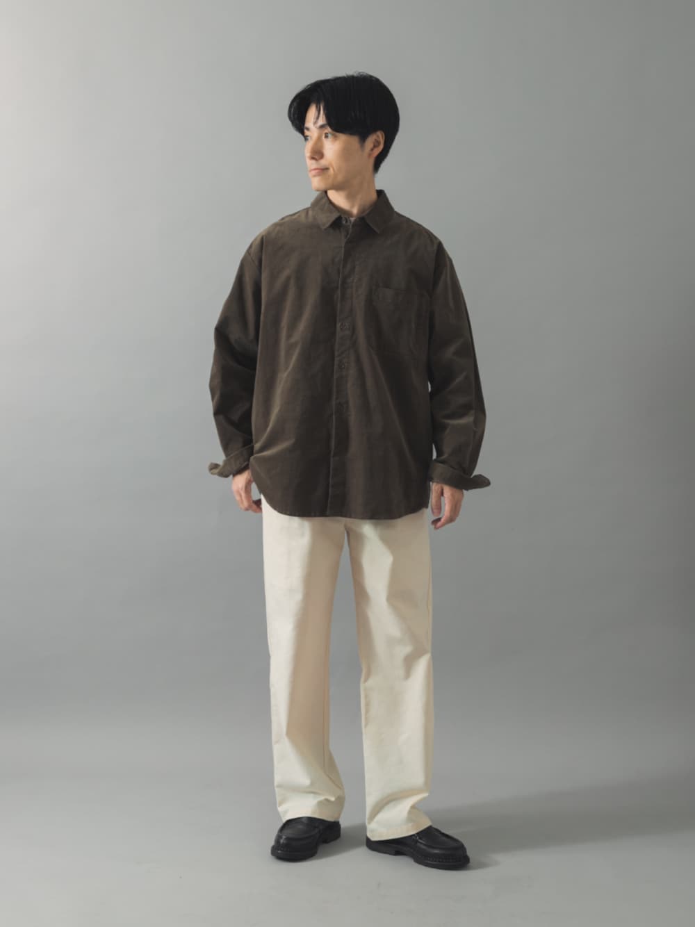 ホワイト系のその他パンツ、ブラウン系のシャツ/ブラウスを着用したメンズの夏コーディネートの1枚目の写真