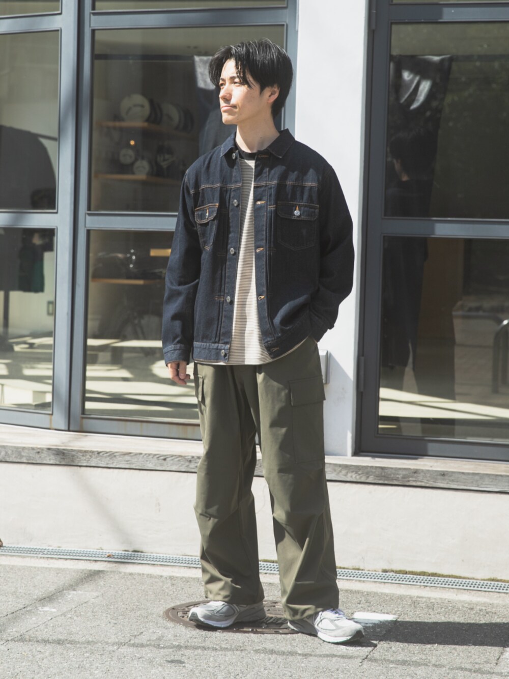 ブルー系のデニムジャケット、グリーン系のその他パンツを着用したメンズの秋コーディネートの1枚目の写真