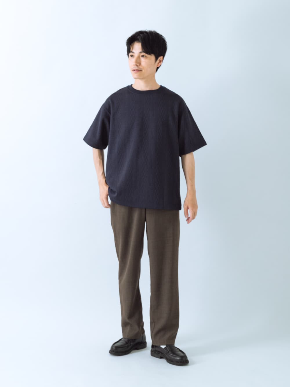 グリーン系のその他パンツ、ブルー系のTシャツ/カットソーを着用したメンズの夏コーディネートの1枚目の写真