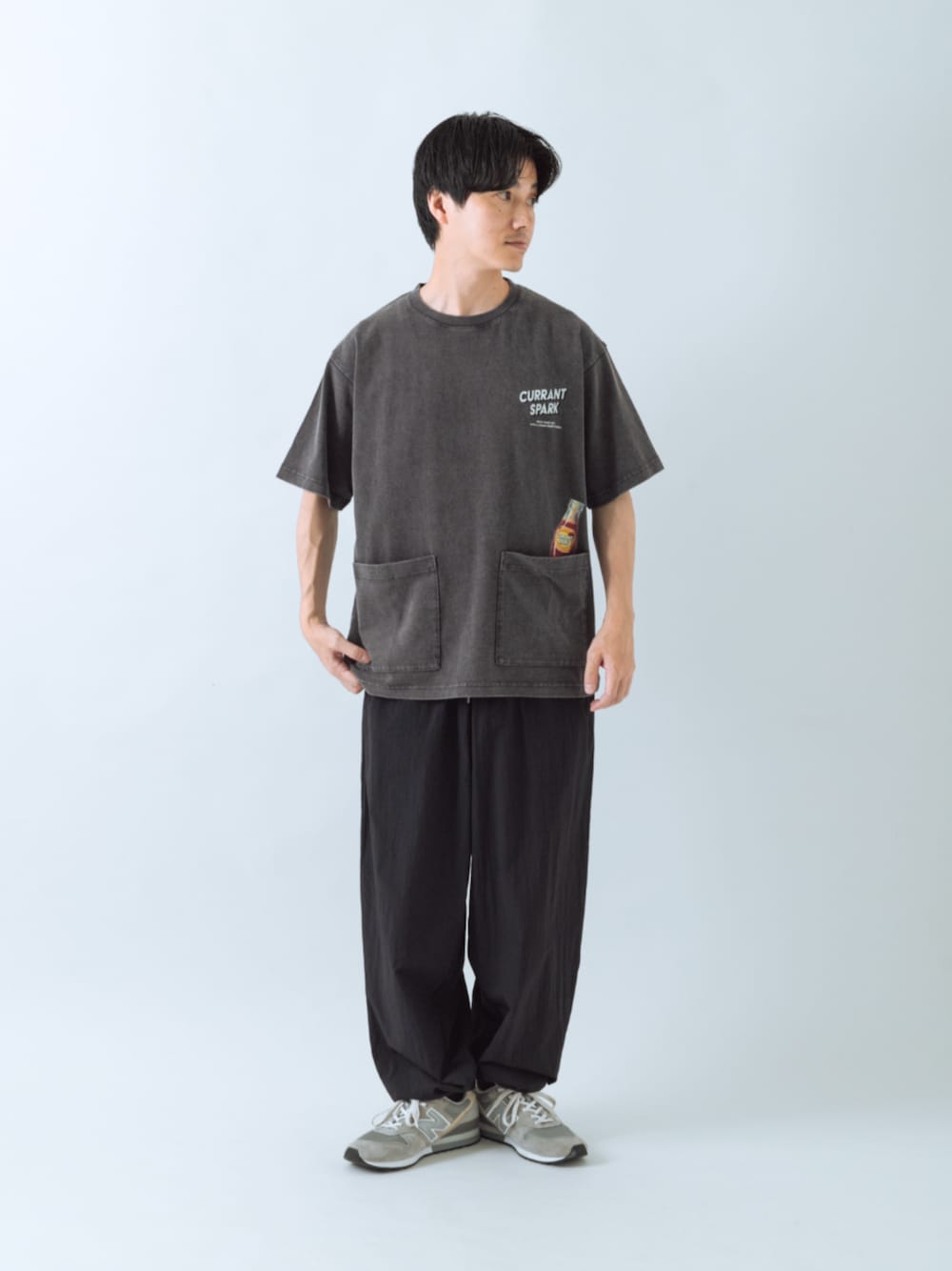 ブラック系のその他パンツ、ブラック系のTシャツ/カットソーを着用したメンズの夏コーディネートの1枚目の写真