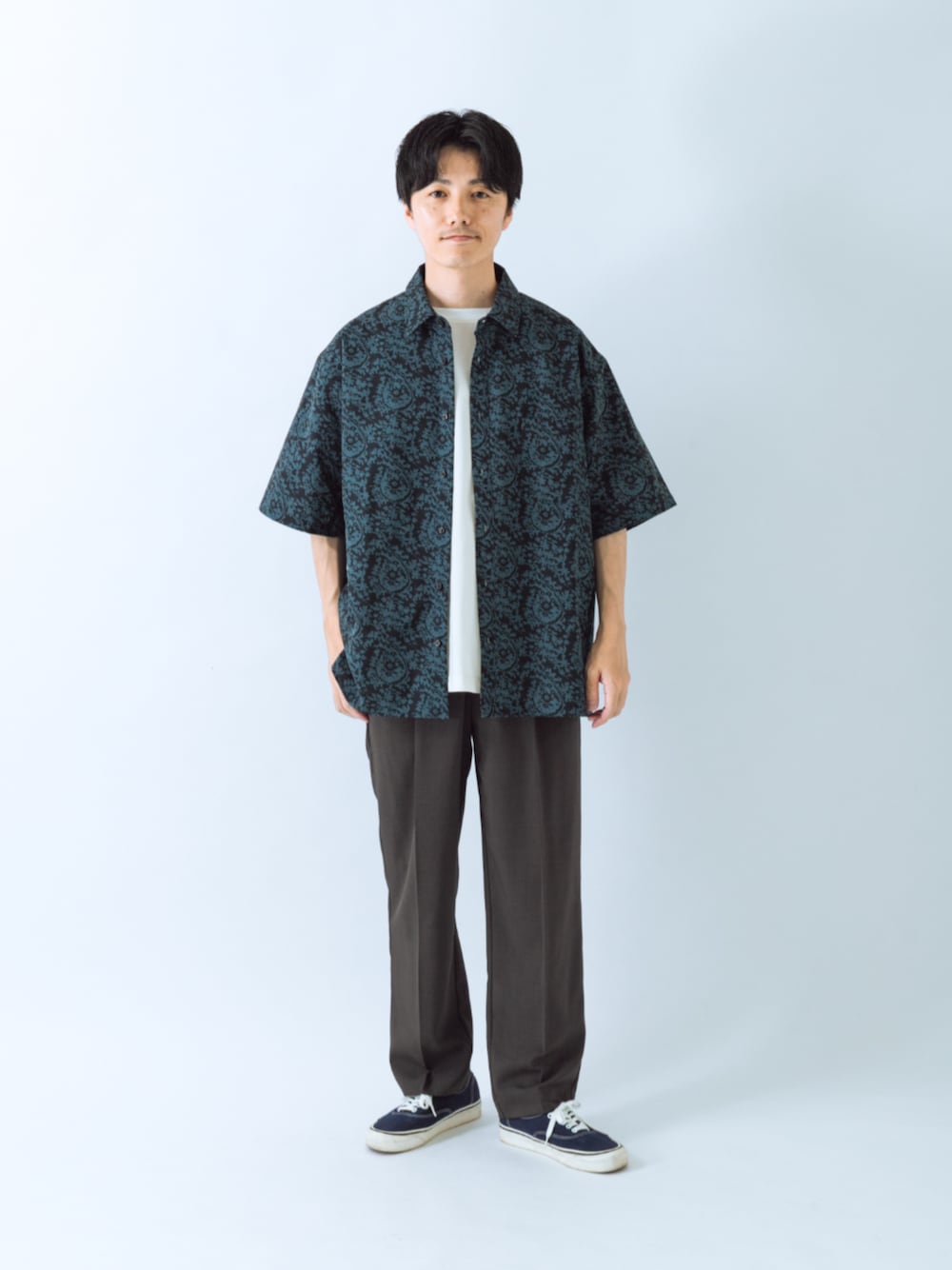 その他のシャツ/ブラウス、ブラック系のその他パンツを着用したメンズの夏コーディネートの1枚目の写真