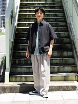 「ITEMS URBANRESEARCH（アイテムズ アーバンリサーチ）の『接触冷感/イージーケア/吸水速乾/撥水/防汚』高機能シアサッカー サイドストレージシャツ(楽着シリーズ)（シャツ/ブラウス、ブラック系）」を使った、uedaさん（メンズ・170cm）の夏コーディネート