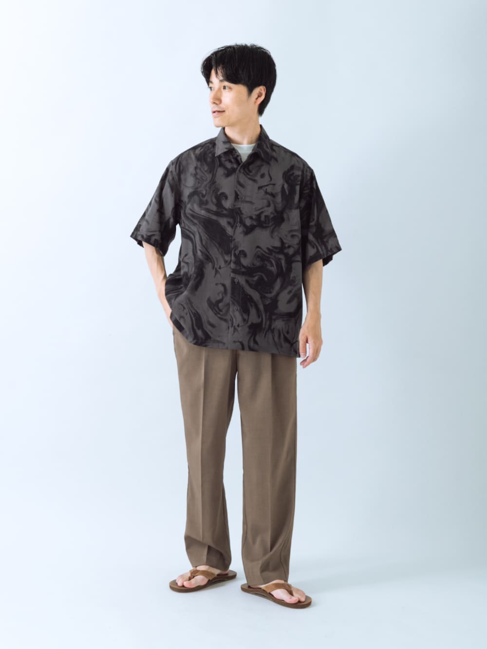 ブラック系のシャツ/ブラウス、ブラウン系のその他パンツを着用したメンズの夏コーディネートの1枚目の写真