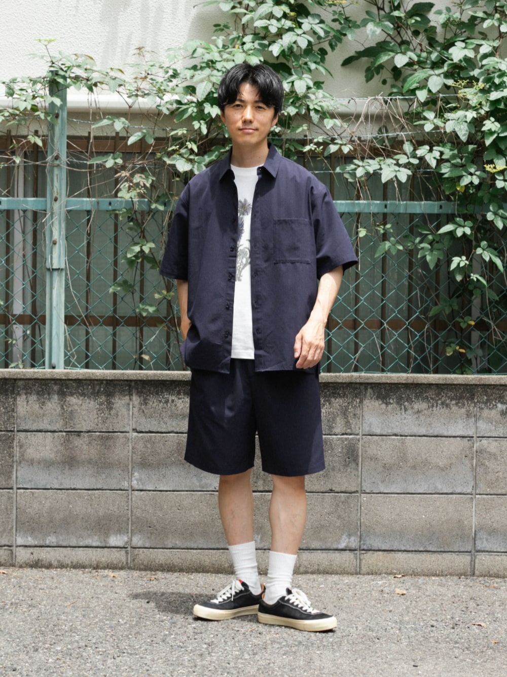 ブルー系のシャツ/ブラウス、ブルー系のその他パンツを着用したメンズの夏コーディネートの1枚目の写真