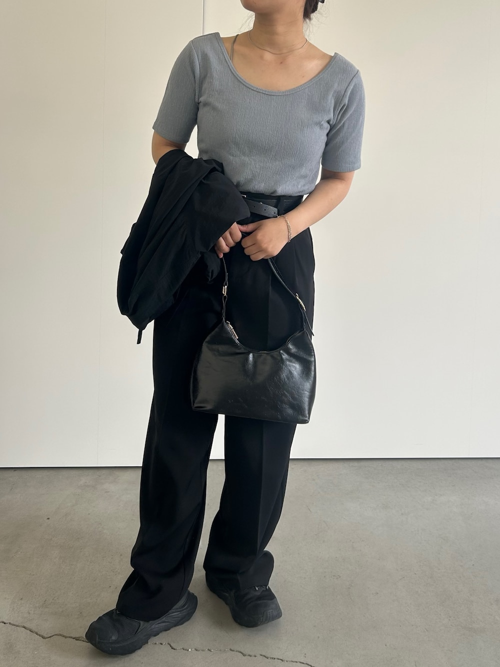 「大人コーデ、大人女子、大人かわいい、バレエネック、スラックス、スラックスパンツ、シンプル、シンプルコーデ、シンプルスタイル、スニーカー、スニーカーコーデ、低身長、低身長コーデ、低身長女子、骨格ウェーブ」｜「select MOCAの【サイズ展開あり】2WAYストラップカップ付きベアキャミソール（キャミソール、グリーン系）」を使った、Renaさん（骨格ウェーブ・レディース・151cm）の春コーディネートの1枚目の写真