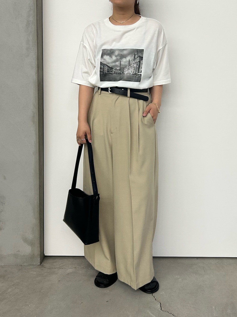 「シンプル、シンプルコーデ、シンプルスタイル、カジュアル、カジュアルコーデ、大人カジュアル、大人コーデ、大人女子、大人かわいい、プリントT、春夏コーデ、夏コーデ、夏だ！Tシャツ着よう！、低身長、低身長コーデ」｜「select MOCA by sonのセンタープレスタックワイドスラックス（スラックス、ベージュ系）」を使った、Renaさん（骨格ウェーブ・レディース・151cm）の春コーディネートの1枚目の写真